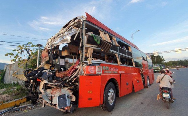 Xe Phương Trang và xe giường nằm tông nhau trong đêm, khách la hét, hiện trường như sau một cơn bão - Ảnh 4.