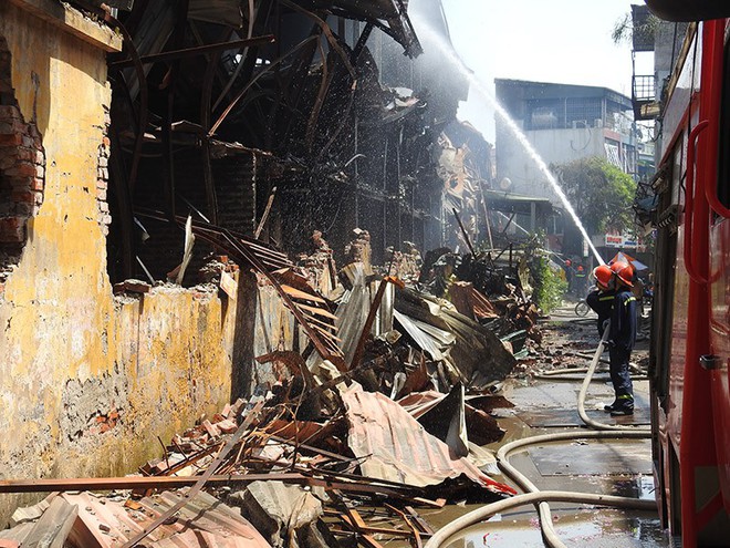 Cảnh tan hoang tại Công ty Rạng Đông sau vụ cháy kéo dài hơn 5 tiếng - Ảnh 9.
