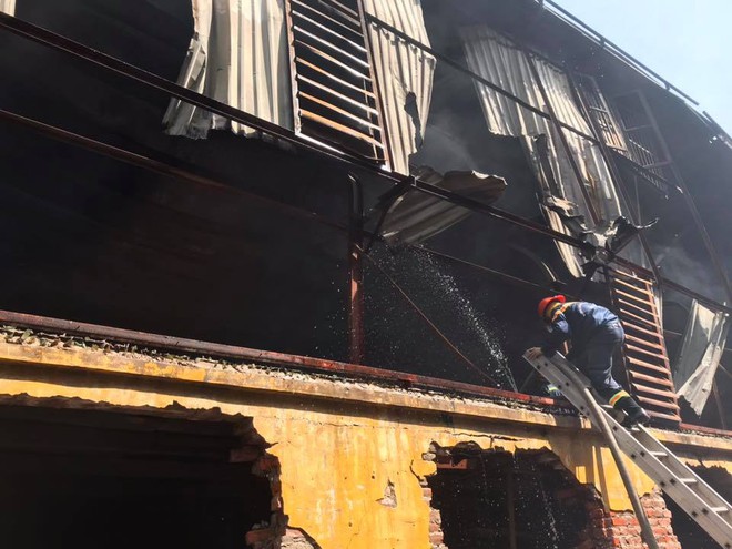 Cảnh tan hoang tại Công ty Rạng Đông sau vụ cháy kéo dài hơn 5 tiếng - Ảnh 7.
