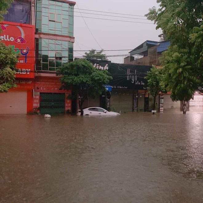 Đường Hà Nội biến thành sông, ô tô ở Thái Nguyên ngập tới nóc trong sáng nay là do đâu? - Ảnh 5. Đường Hà Nội biến thành sông, ô tô ở Thái Nguyên ngập tới nóc trong sáng nay là do đâu? - Ảnh 5.