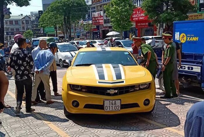 Vụ CSGT dùng súng AK đập vào kính xe Chevrolet Camaro vi phạm: Xác định người điều khiển - Ảnh 1.