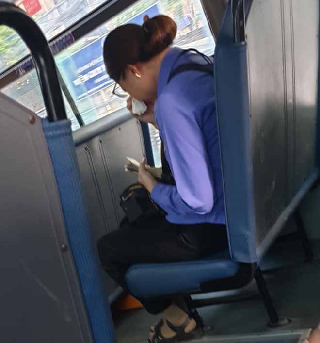 Tiếp viên xe buýt bị đình chỉ vì khách quên mua vé: Khách hơn 30 tuổi, áo đỏ, ngồi cuối - Ảnh 1.