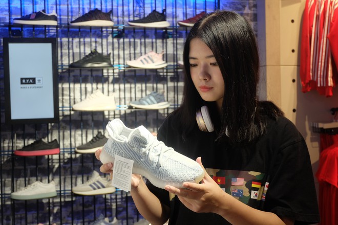 Adidas Yeezy Boost 350 V2 phối màu Cloud White mở bán sáng nay, giá sang tay 11 triệu đồng - Ảnh 4.