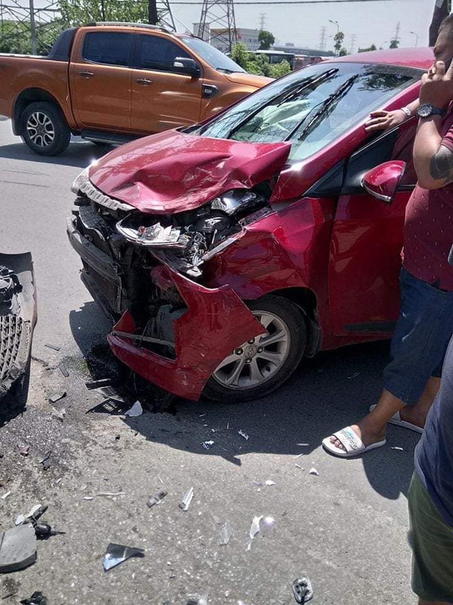 Hiện trường vụ tai nạn khiến phố Hà Nội xôn xao chiều Chủ Nhật - Ảnh 3.