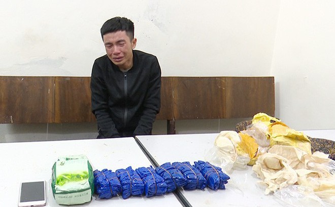 Bắt quả tang vụ vận chuyển gần 12.000 viên hồng phiến, 1 kg ma túy đá Bắt quả tang vụ vận chuyển gần 12.000 viên hồng phiến, 1 kg ma túy đá