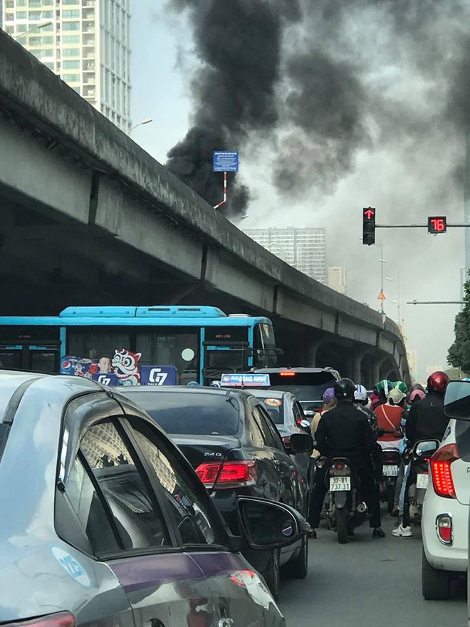 Clip: Ô tô bốc cháy dữ dội trên phố Hà Nội, cảnh tượng khiến tất cả xôn xao - Ảnh 4.