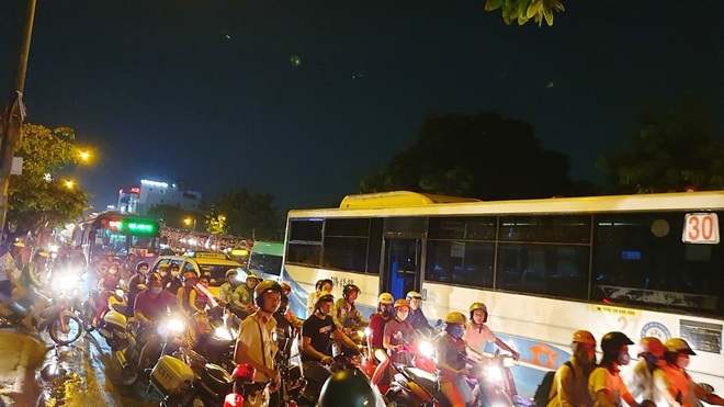 Bất ngờ cháy xe giường nằm, giao thông ùn ứ kéo dài ở Sài Gòn - Ảnh 2.