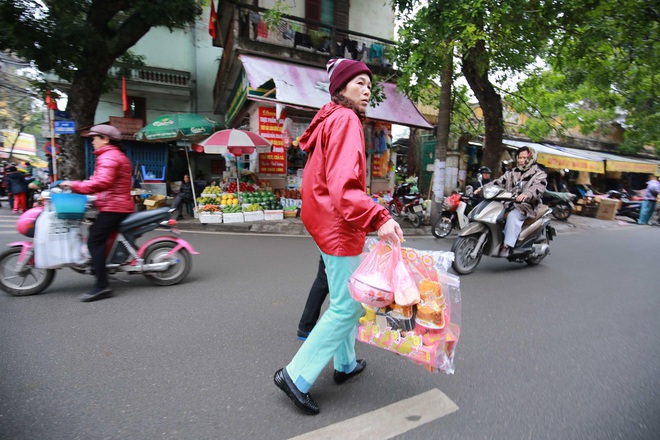 Người Hà Nội nhộn nhịp mua sắm đồ lễ tiễn ông Táo về trời - Ảnh 2.