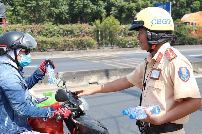 CSGT TPHCM phát nước miễn phí cho người dân lưu thông trên Quốc lộ 1 ngày 28 Tết - Ảnh 15.