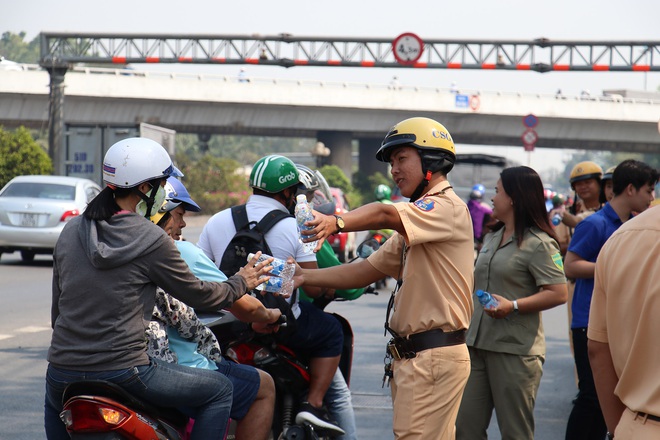 CSGT TPHCM phát nước miễn phí cho người dân lưu thông trên Quốc lộ 1 ngày 28 Tết - Ảnh 12.