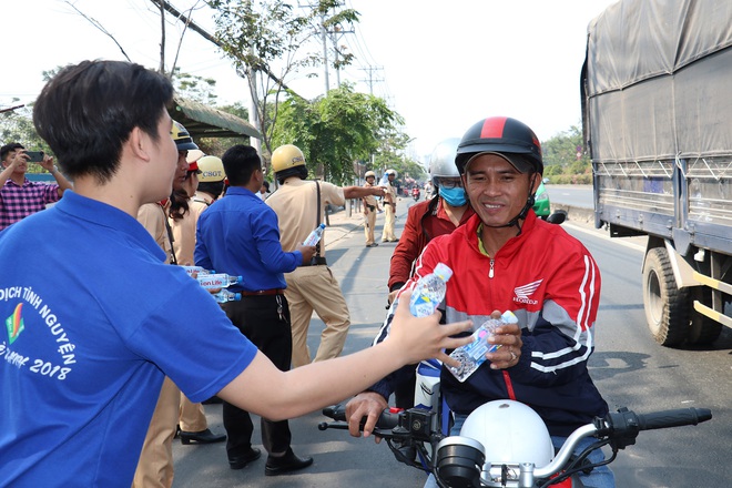 CSGT TPHCM phát nước miễn phí cho người dân lưu thông trên Quốc lộ 1 ngày 28 Tết - Ảnh 6.