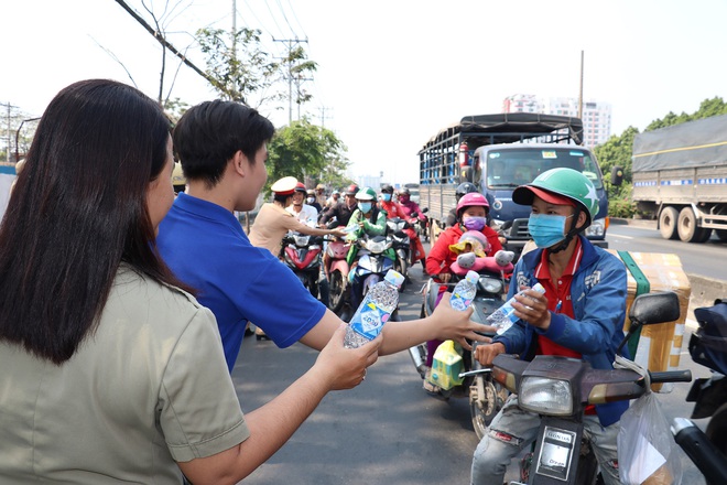 CSGT TPHCM phát nước miễn phí cho người dân lưu thông trên Quốc lộ 1 ngày 28 Tết - Ảnh 3.