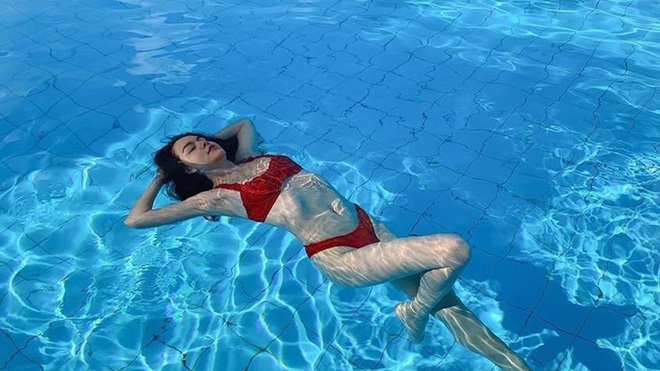 Hình ảnh bikini gợi cảm hiếm hoi của nữ ca sĩ Phạm Quỳnh Anh - Ảnh 2.