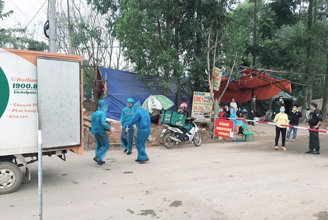 Cuộc họp đột xuất 2 tiếng đồng hồ và chuyến xe đặc biệt chở hàng về tâm dịch Sơn Lôi - Ảnh 5.