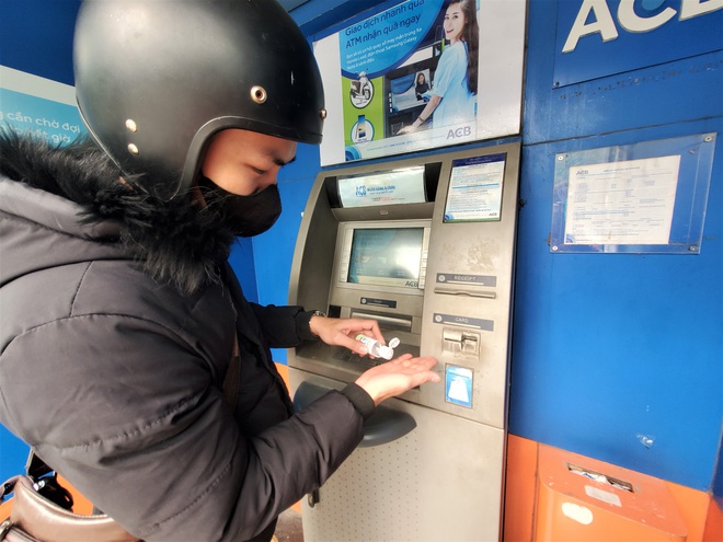 Tiếp xúc hàng trăm người/ngày nhưng ATM không có nước sát khuẩn, cồn rửa tay phòng Covid-19 - Ảnh 6.