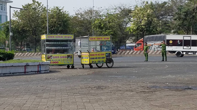 Mẫu thuẫn khi buôn bán, người đàn ông dùng dao chém thanh niên nhiều nhát trước cổng công ty PouYuen ở Sài Gòn - Ảnh 1.