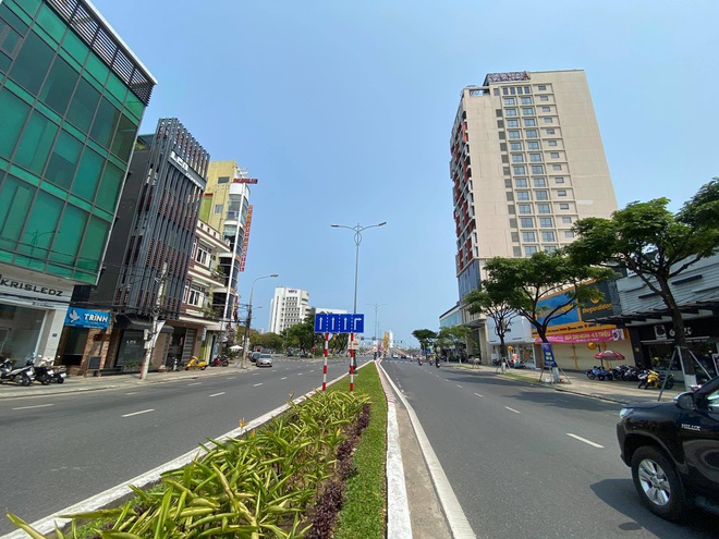 Nhiều cửa hàng, khách sạn tại Đà Nẵng đóng cửa vì có hai du khách người Anh dương tính với Covid-19 ghé thăm - Ảnh 8.