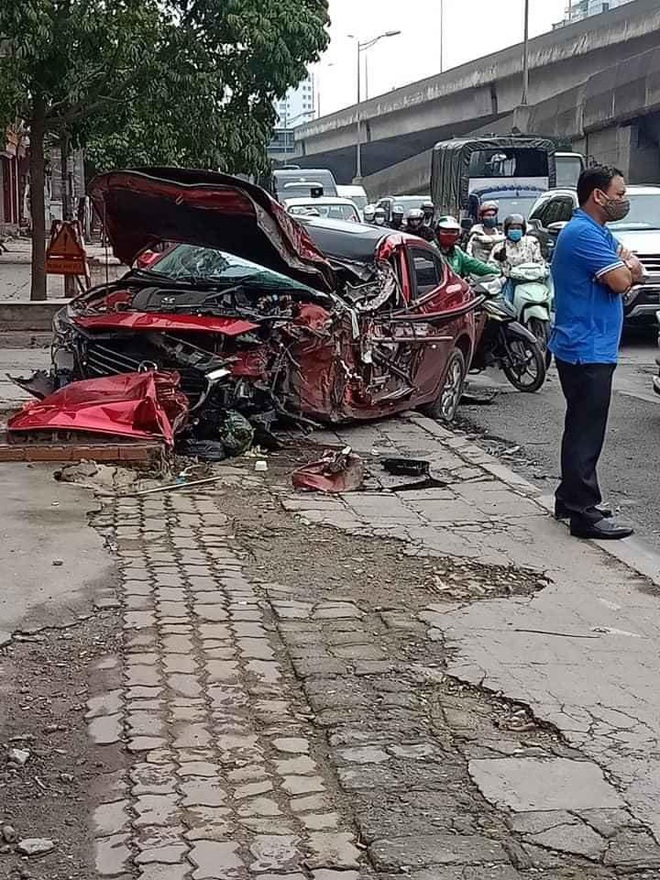 Ô tô Mazda nát đầu không rõ nguyên nhân trên hè phố, hiện trường khiến nhiều người ám ảnh - Ảnh 1.