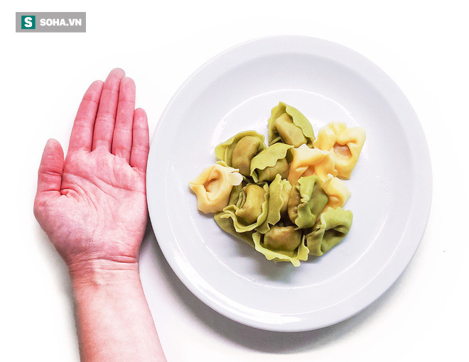 Quy tắc bàn tay: Công thức vàng để đo lượng thực phẩm trong 1 bữa ăn cho mỗi người - Ảnh 2.