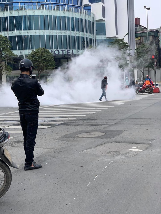 Xe máy bất ngờ cháy thành than giữa phố Hà Nội, khung xe trơ trọi gây ám ảnh - Ảnh 5.