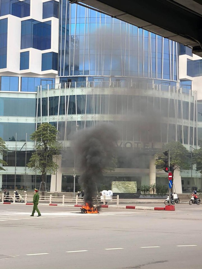 Xe máy bất ngờ cháy thành than giữa phố Hà Nội, khung xe trơ trọi gây ám ảnh - Ảnh 3.