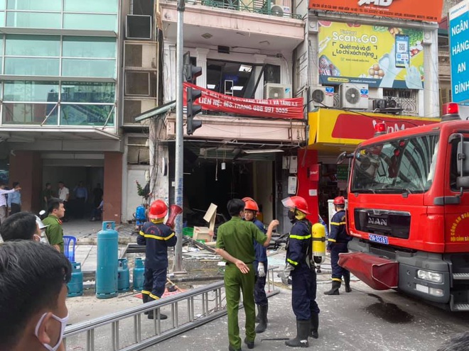 Hà Nội: Nổ bình gas tại quán gà rán giữa phố cổ khiến 3 người nhập viện, nhiều người hoảng loạn - Ảnh 5.