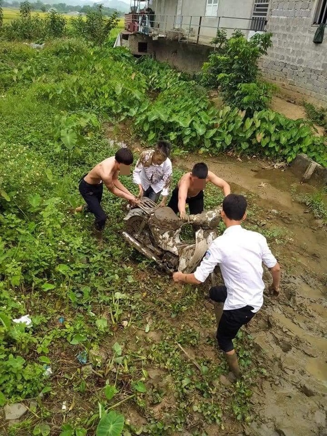 Sáng ra đi học, nam sinh lao xe xuống vũng bùn, riêng chiếc cặp khiến tất cả không thể nhịn cười - Ảnh 1.