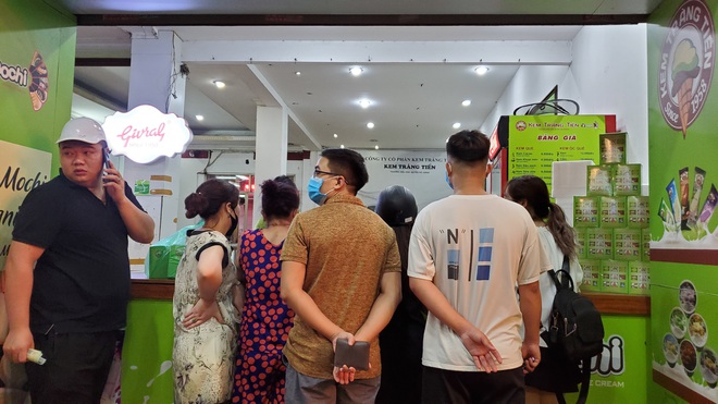 Nắng nóng đầu hè, hàng kem nổi tiếng Hà Nội chật cứng người  - Ảnh 4.