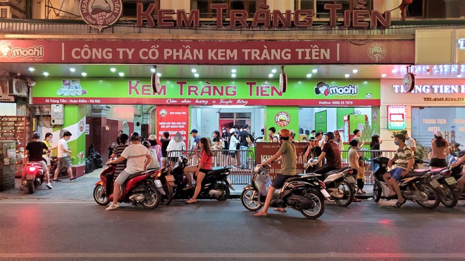 Nắng nóng đầu hè, hàng kem nổi tiếng Hà Nội chật cứng người  - Ảnh 1.