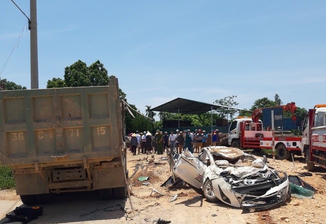Clip: Khoảnh khắc xe tải chở đất đè bẹp xe con khiến 4 người thương vong ở Thanh Hóa - Ảnh 2.