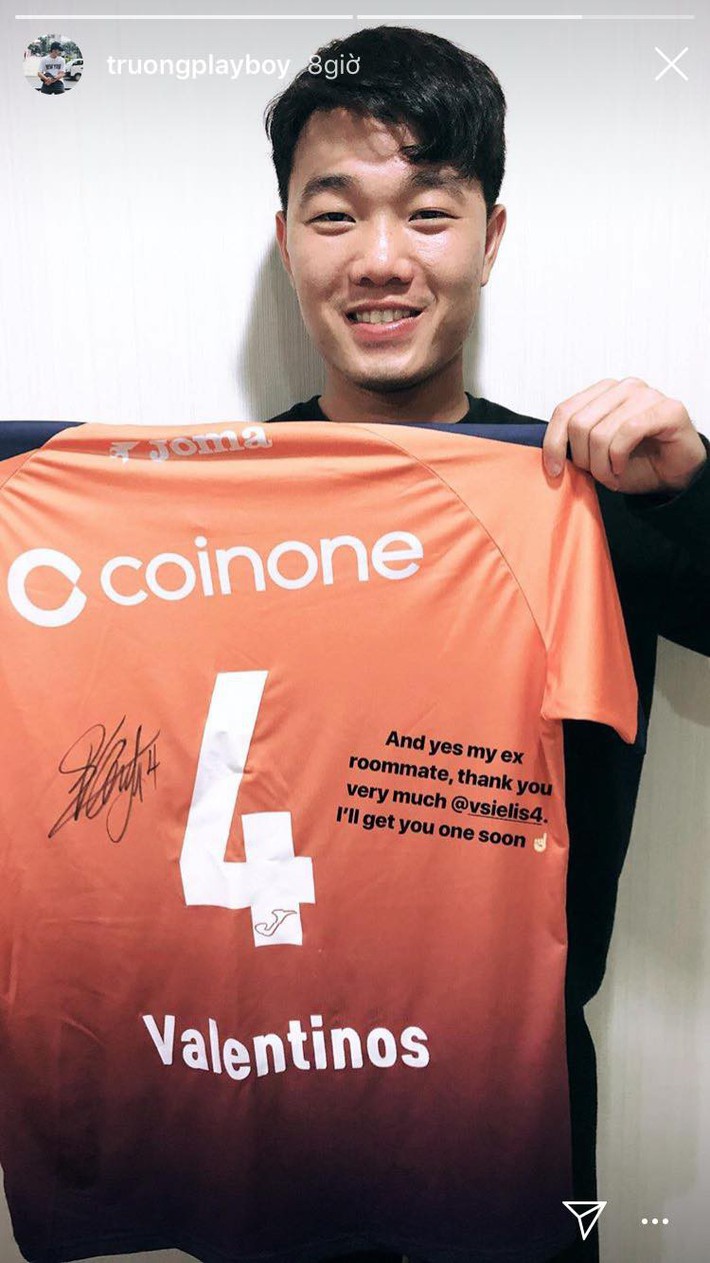 HLV Park Hang-seo vào tận phòng đắp mặt nạ cho Quang Hải, Đức Chinh - Ảnh 3.