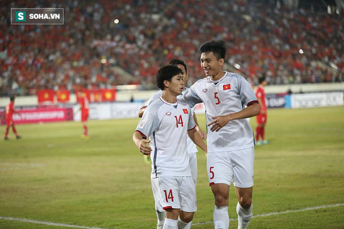 Vẻ mặt hoang mang  độc nhất vô nhị của Công Phượng khi nhận phần thưởng đặc biệt - Ảnh 4.