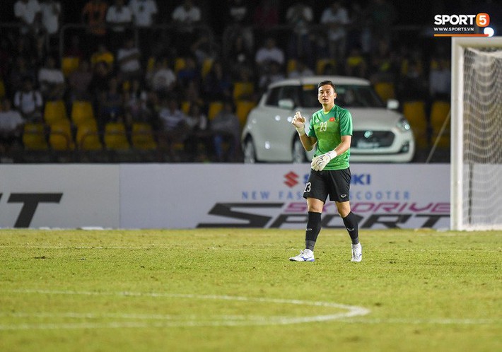 Văn Lâm giống Dũng gôn lên giữa sân xem đồng đội đá phạt - Ảnh 4.