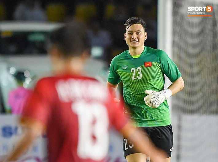 Văn Lâm giống Dũng gôn lên giữa sân xem đồng đội đá phạt - Ảnh 10.