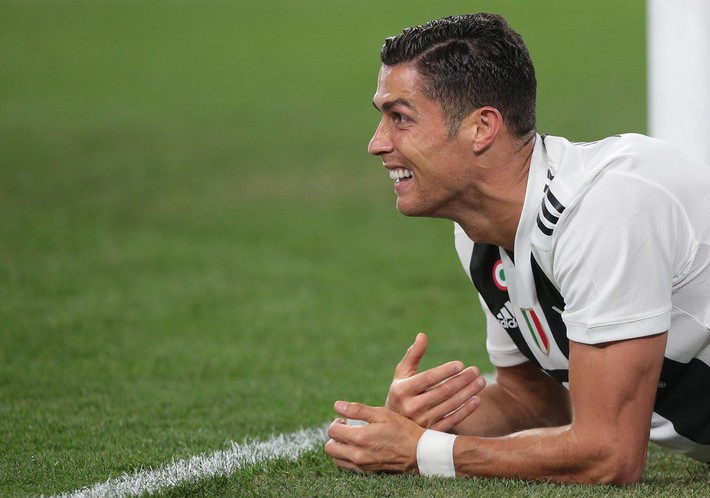 Ronaldo khiến cổ động viên Juve phát cuồng trong ngày dính nghi án hiếp dâm - Ảnh 4. Ronaldo khiến cổ động viên Juve phát cuồng trong ngày dính nghi án hiếp dâm - Ảnh 4.