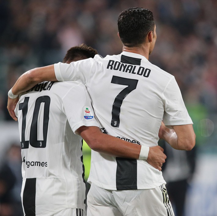 Ronaldo khiến cổ động viên Juve phát cuồng trong ngày dính nghi án hiếp dâm - Ảnh 3. Ronaldo khiến cổ động viên Juve phát cuồng trong ngày dính nghi án hiếp dâm - Ảnh 3.