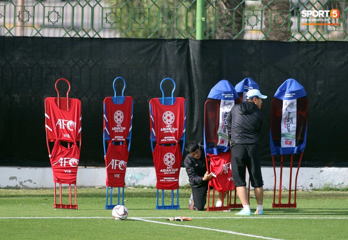 Nhìn Trung Quốc, Iran binh hùng tướng mạnh, mới thấy Việt Nam vẫn quá nhỏ bé tại Asian Cup 2019 - Ảnh 3. Nhìn Trung Quốc, Iran binh hùng tướng mạnh, mới thấy Việt Nam vẫn quá nhỏ bé tại Asian Cup 2019 - Ảnh 3.