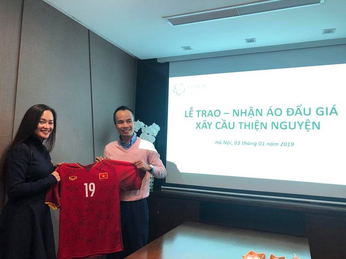 Áo đấu của Quang Hải mang về gần 1 tỉ xây cầu cho trẻ em vùng cao - Ảnh 2.