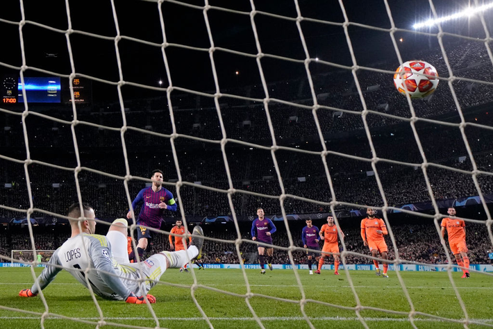 Ronaldo gọi, Messi dõng dạc trả lời bằng cơn mưa bàn thắng cùng Barcelona - Ảnh 2.