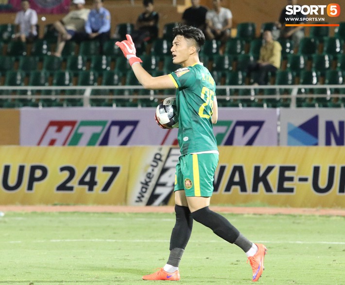 Lâu lắm rồi mới được thấy Văn Hoàng U23 phong độ và rạng ngời trên sân cỏ như thế - Ảnh 3.