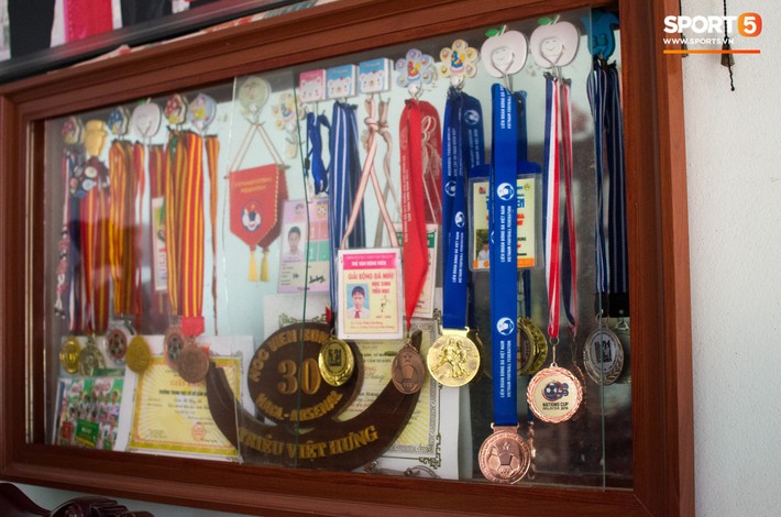 Hành  trình từ người thừa trở thành người hùng của tiền vệ U23 Việt Nam qua những kỷ vật vô giá - Ảnh 1.