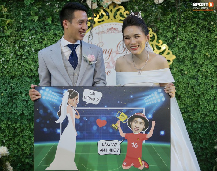 Phan Văn Đức tặng quà cưới cực độc, bố Park rạng ngời dự ngày trọng đại của Hùng Dũng - Ảnh 1.