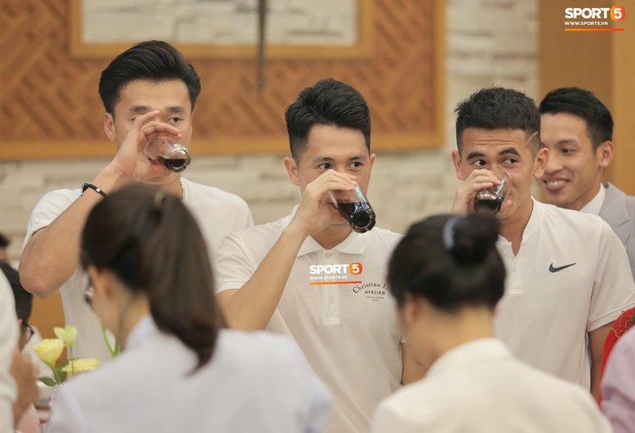 Phan Văn Đức tặng quà cưới cực độc, bố Park rạng ngời dự ngày trọng đại của Hùng Dũng - Ảnh 15.