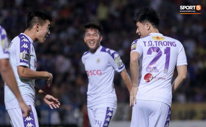 Đang tập luyện, Đình Trọng vẫn tranh thủ chạy đi lấy nước cho cậu bé nhặt bóng đặc biệt - Ảnh 10.