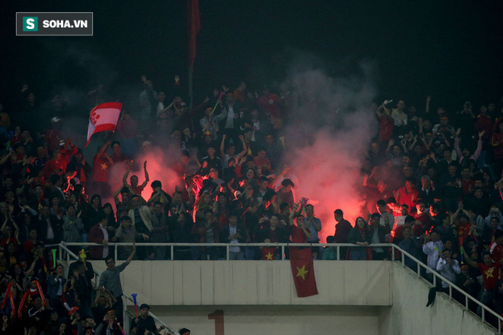 Việt Nam bị AFC phạt gần 1 tỷ đồng vì pháo sáng, nguy cơ bị xử thua không còn xa - Ảnh 1.