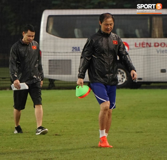 U23 Việt Nam tập luyện dưới trời mưa tầm tã trong ngày đầu hội quân -  Ảnh 2.