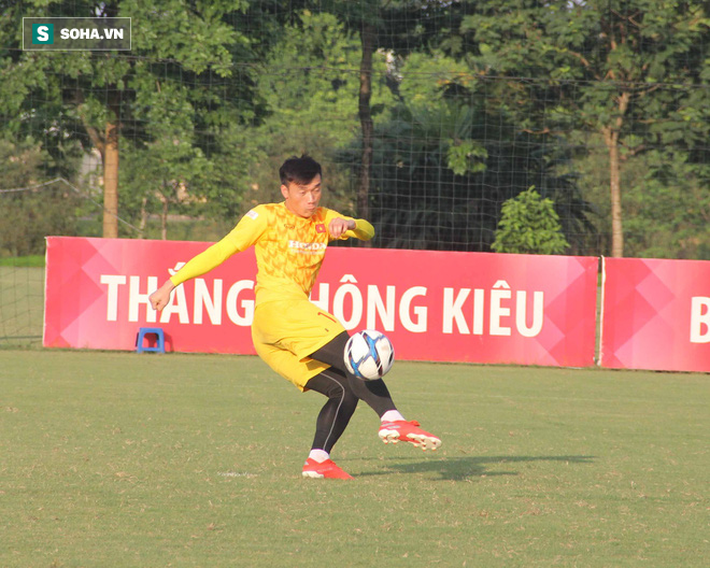 Bùi Tiến Dũng hớn hở tập làm... tiền đạo trong ngày không được HLV Kim Han-Yoon sử dụng - Ảnh 6.