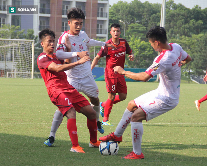 Bùi Tiến Dũng hớn hở tập làm... tiền đạo trong ngày không được HLV Kim Han-Yoon sử dụng - Ảnh 1.