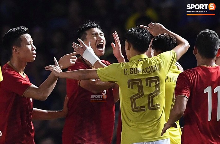 Fan Hàn Quốc rợn người khi chứng kiến cầu thủ Thái Lan vừa đá vừa đánh người, bày tỏ sự lo lắng cho dàn sao Việt Nam - Ảnh 1.