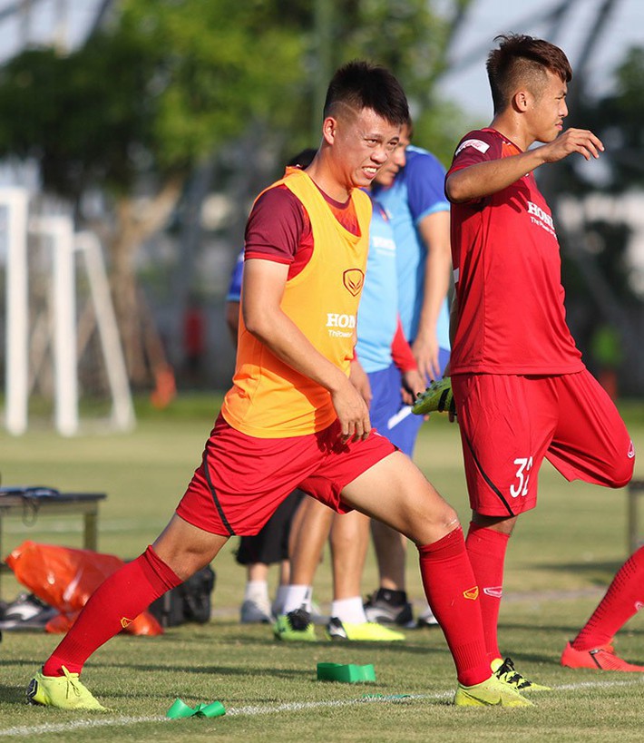 Thầy Park căng mắt tìm Quang Hải, Văn Hậu mới cho U22 Việt Nam - Ảnh 3.